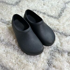 CROCS Black Textured Clogs